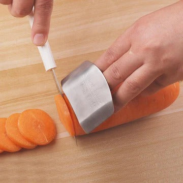 Detalle ajustable del protector de dedos de acero inoxidable en dedo índice
